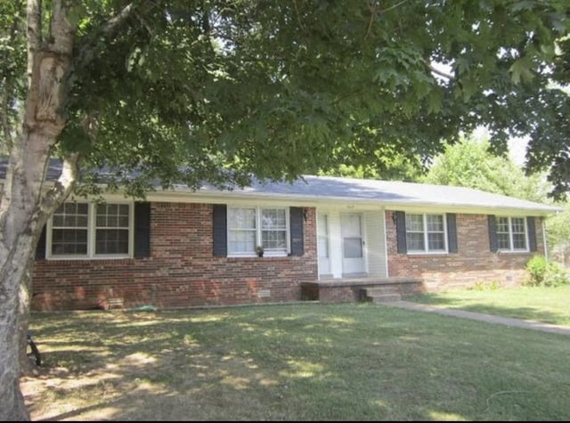 single story home featuring a front lawn