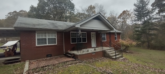 view of front of property featuring a front lawn