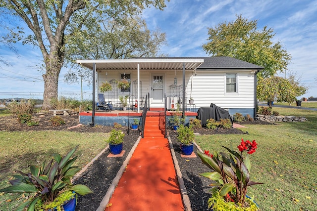 view of front facade featuring a porch and a front lawn