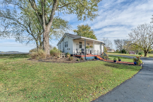 view of front facade featuring a porch and a front lawn