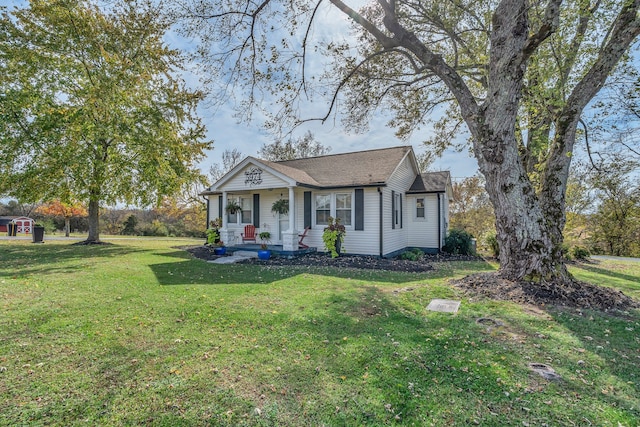 view of front facade with a front yard