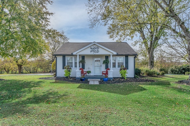 view of front of property with a front yard