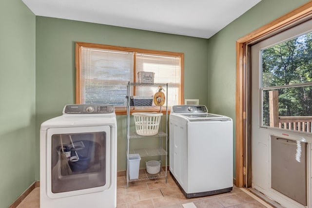 187 Th Hooper Ln, Mc Ewen, TN 37101 - clothes washing area featuring independent washer and dryer and baseboards