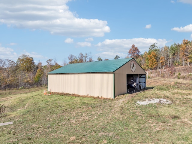 view of outdoor structure with a yard