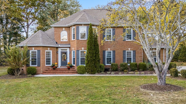 view of front of house featuring a front lawn