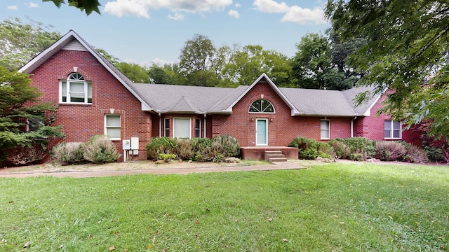 view of front facade with a front yard