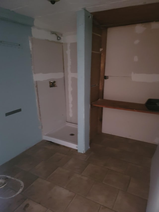180 Mount View Estates Ln, Holladay, TN 38341 - bathroom featuring a stall shower