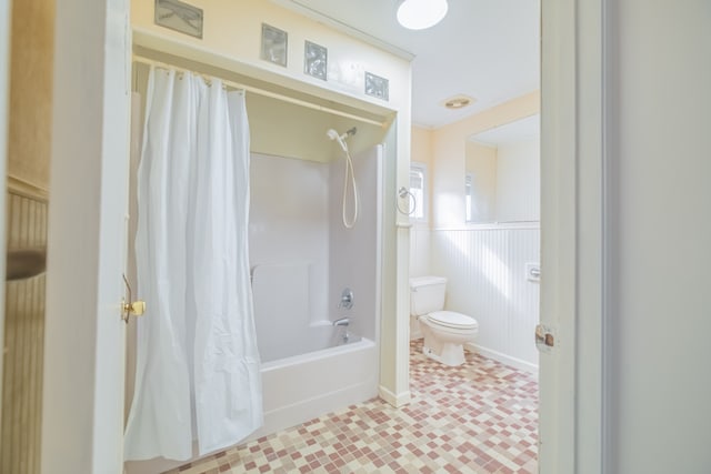 bathroom featuring toilet and shower / bath combo with shower curtain