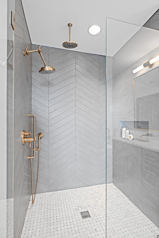 bathroom featuring a tile shower