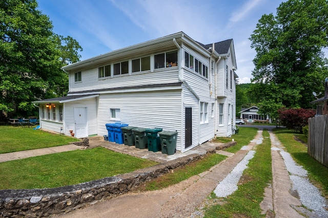 view of side of property featuring a lawn