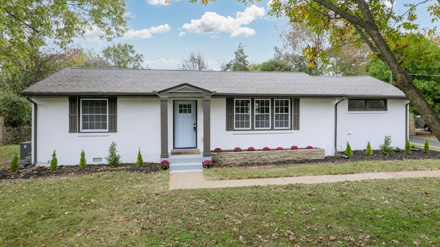 ranch-style home featuring a front lawn