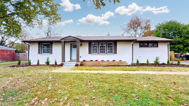 view of front of house featuring a front lawn