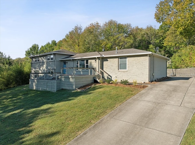 view of front of property with a front yard