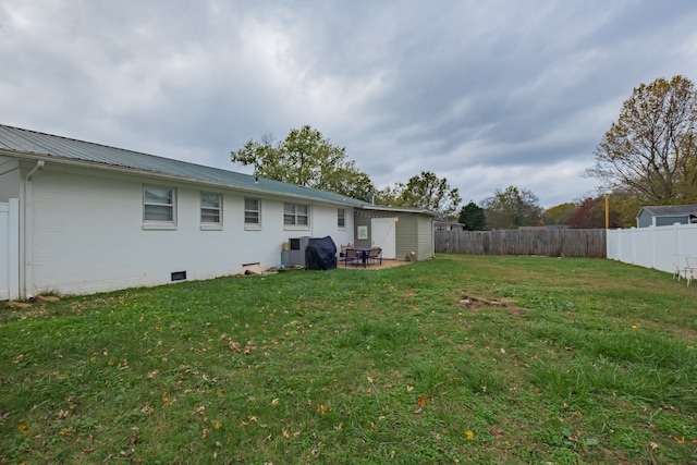 view of yard featuring a patio