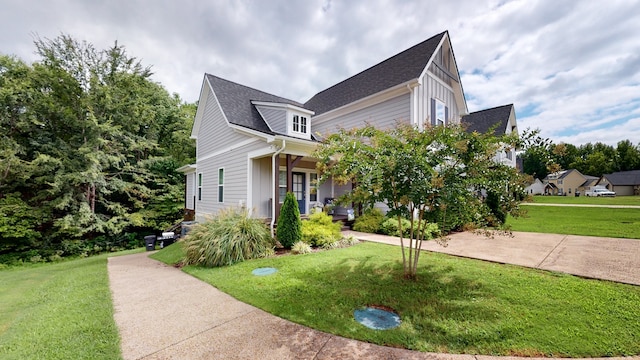 view of front of property with a front yard