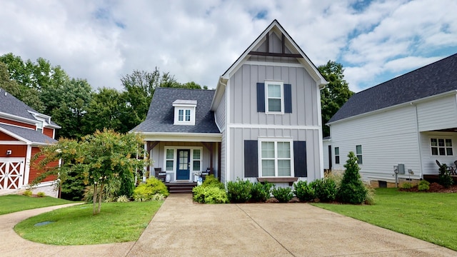 view of front of property featuring a front yard