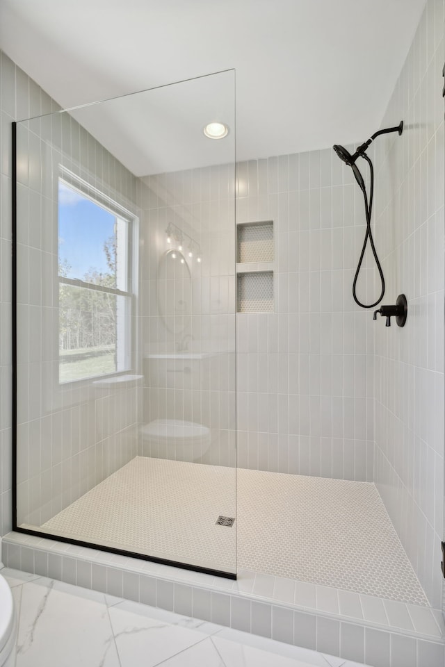 bathroom featuring tiled shower