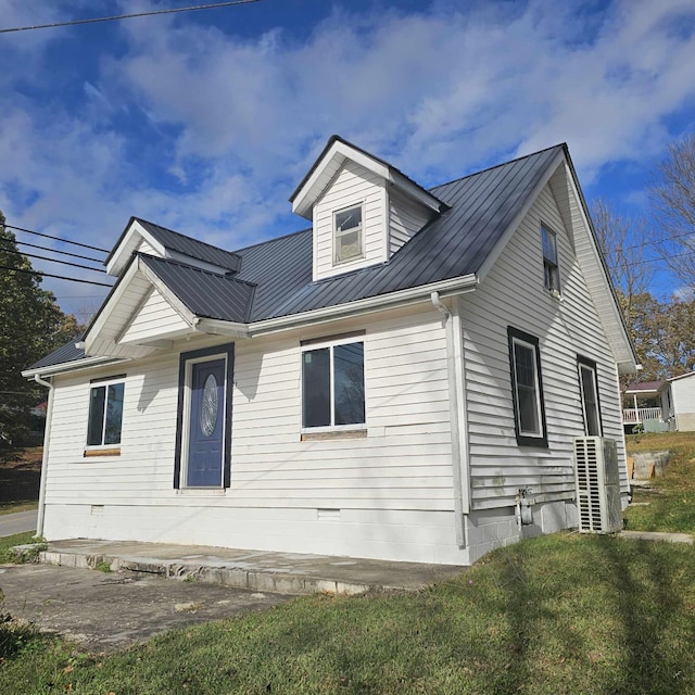 view of front of home featuring a front yard