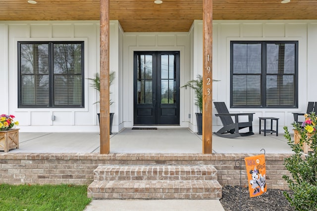 entrance to property featuring a porch