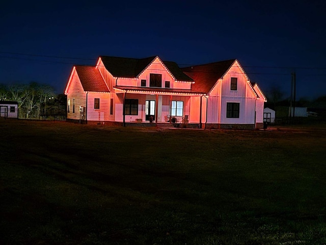 view of front of property featuring a yard