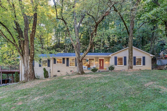 single story home featuring a porch and a front lawn