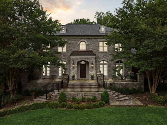 view of front of property featuring a lawn