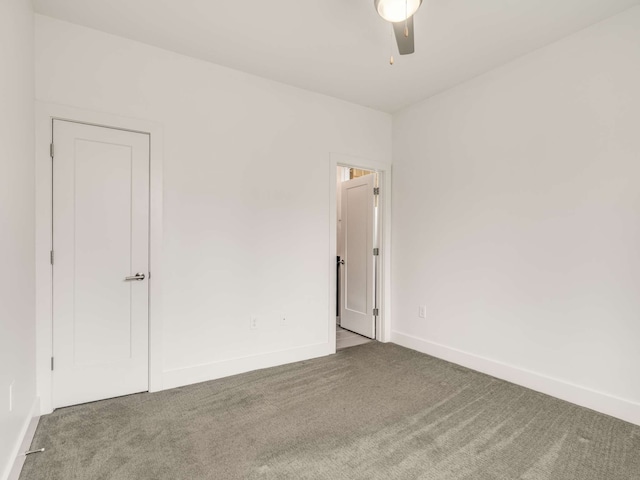 carpeted empty room featuring ceiling fan