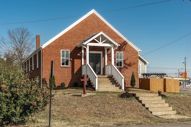 bungalow-style home featuring a front lawn