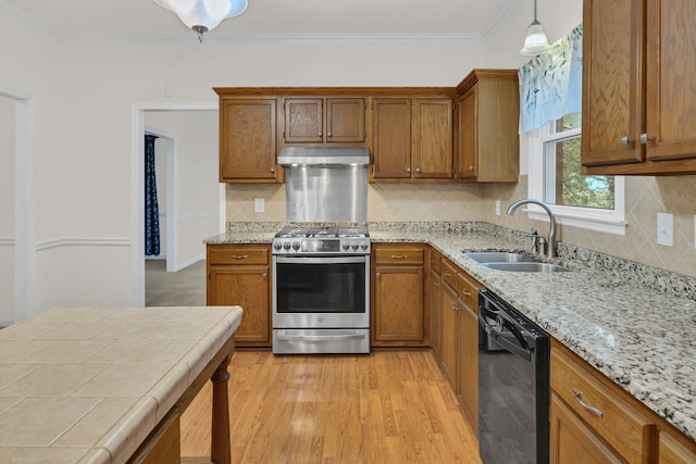 kitchen featuring sink, light hardwood / wood-style flooring, ornamental molding, black dishwasher, and gas stove