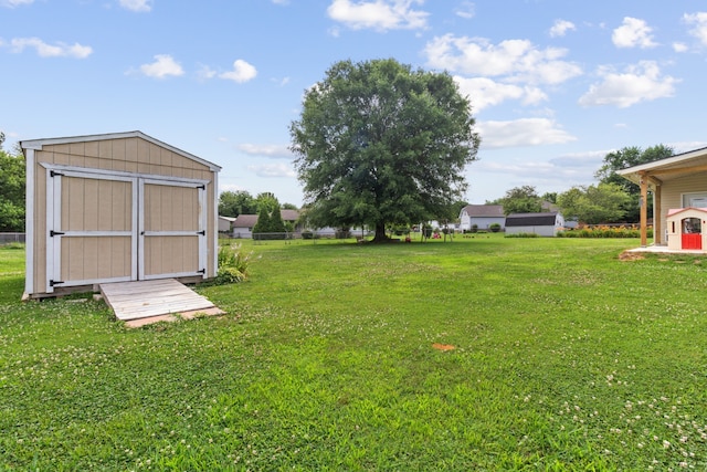 view of yard with a storage unit