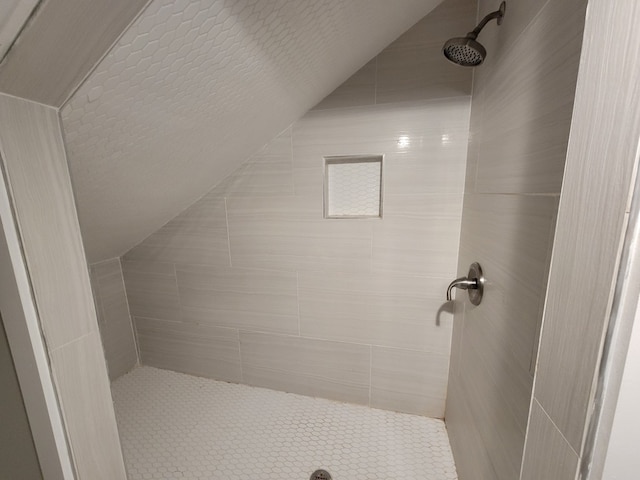 bathroom featuring a tile shower