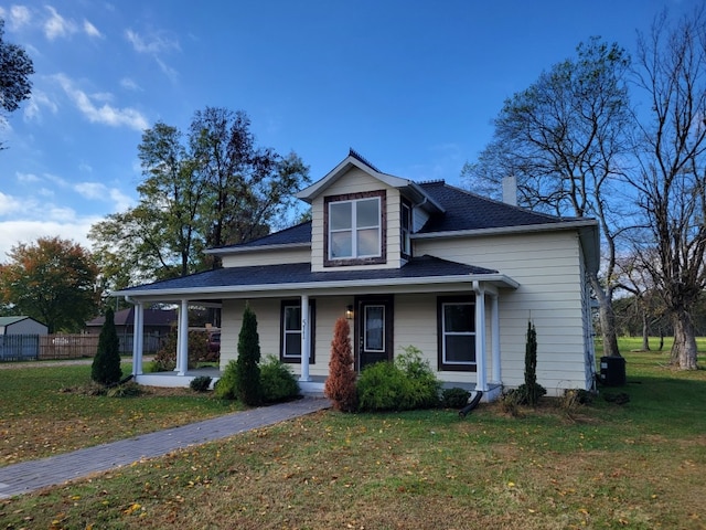 view of front facade featuring a porch and a front lawn