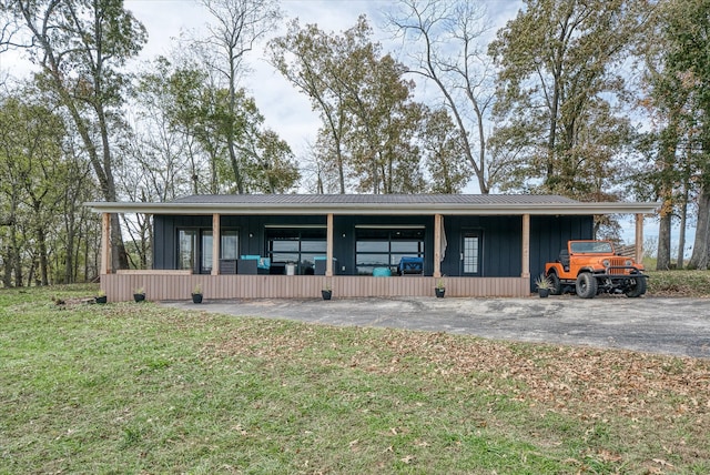 view of front of home with a carport and a front lawn