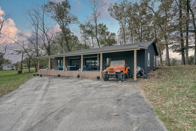 view of front facade with a yard