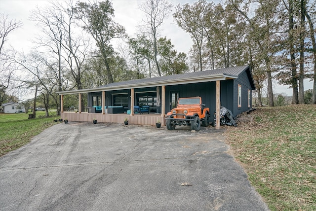 view of front facade featuring a carport and a front yard