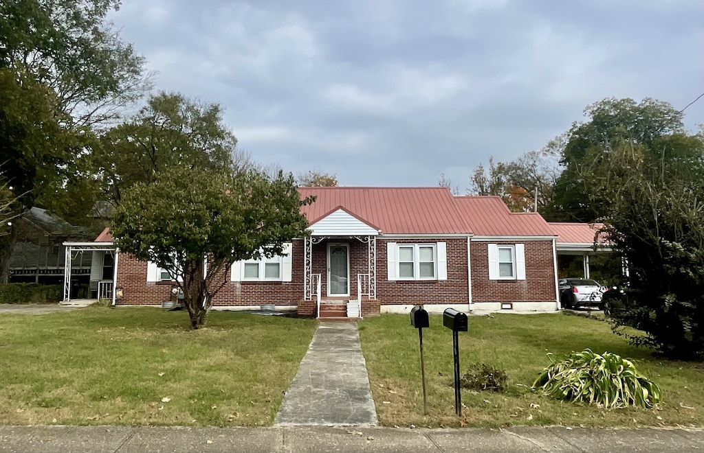 view of front of property with a front yard