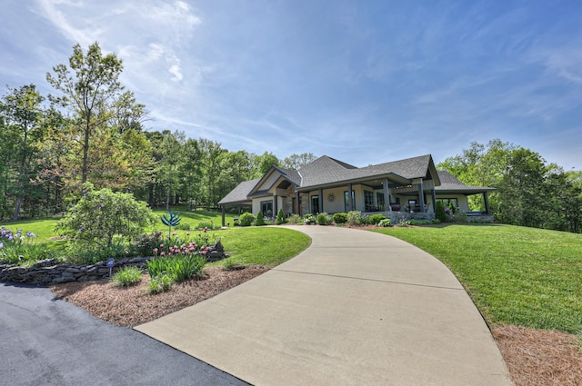 view of front facade featuring a front yard and covered porch