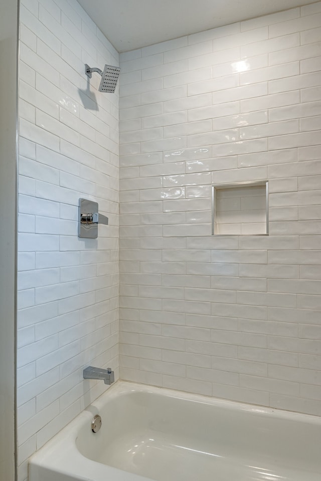 bathroom featuring tiled shower / bath