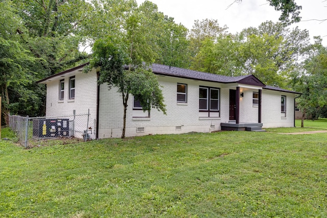 view of front of property featuring a front lawn