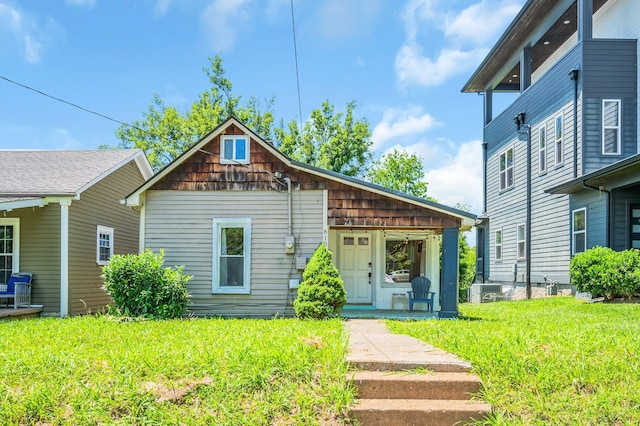 view of front of property with a front lawn