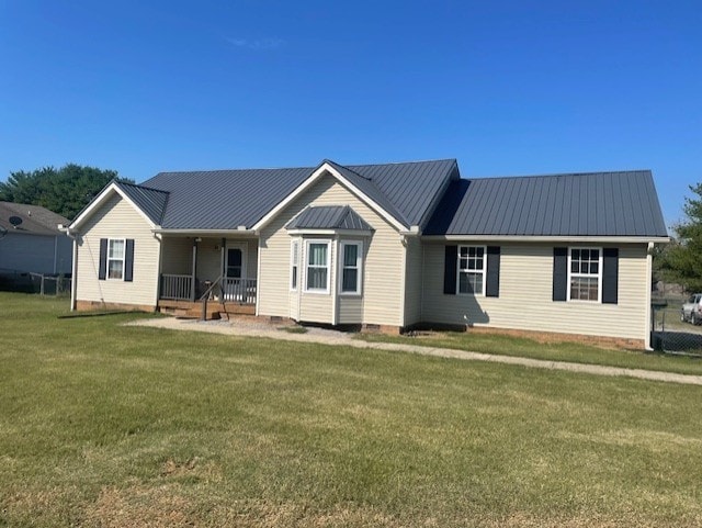 single story home featuring a porch and a front lawn