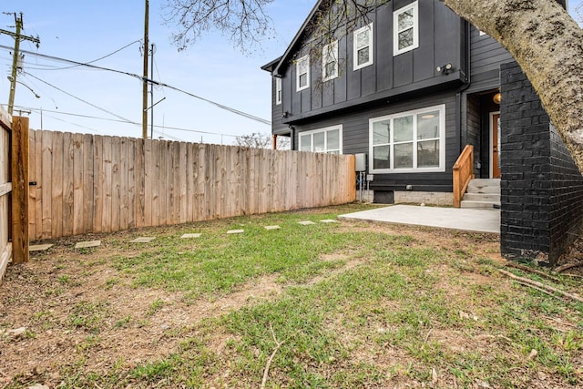 view of yard featuring a patio area