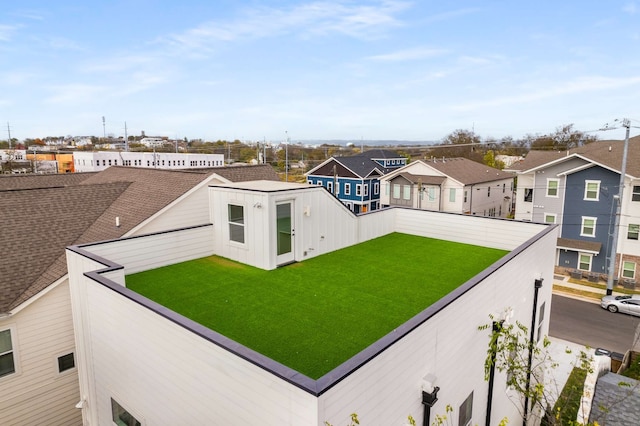 view of front of property featuring a front lawn