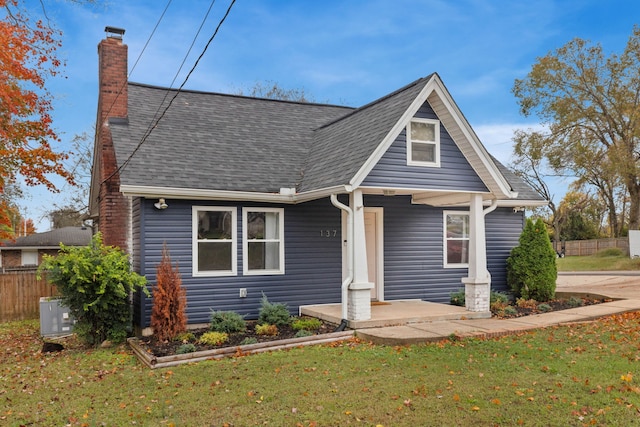 view of front of property featuring a front yard and covered porch