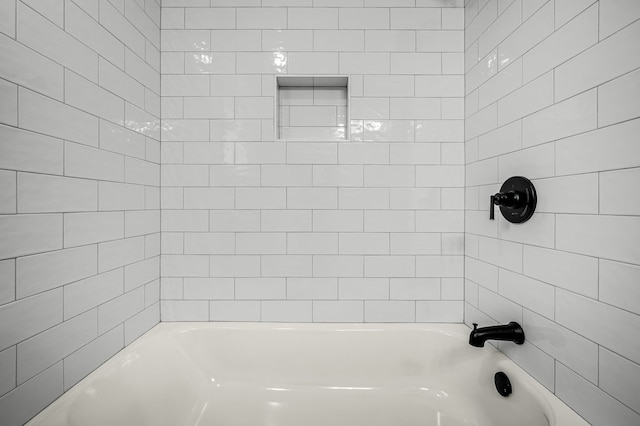 bathroom featuring tiled shower / bath combo