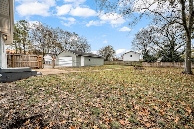 view of yard featuring a garage and an outdoor structure