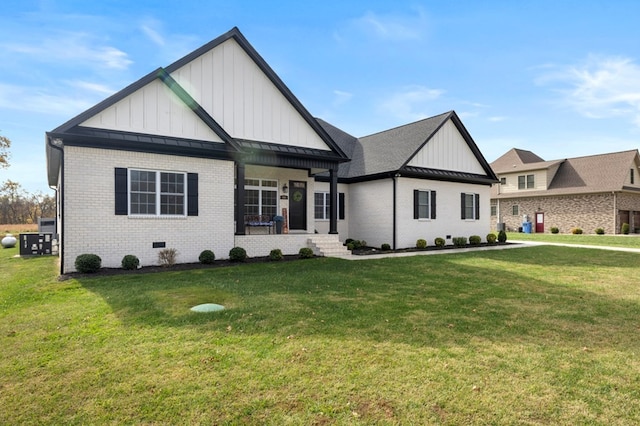 view of front facade featuring a front lawn