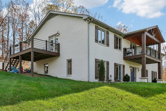 view of side of property featuring a lawn