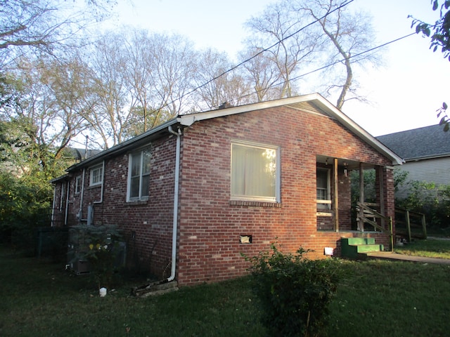 view of side of property featuring a yard