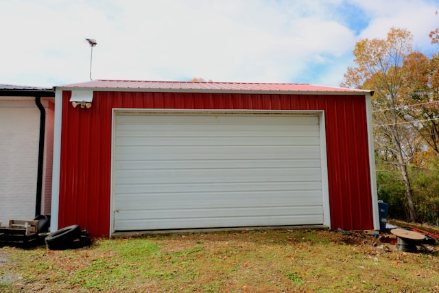 garage featuring a lawn